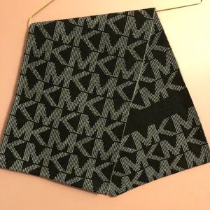 Michael Michael Kors infinity scarf 🧣
